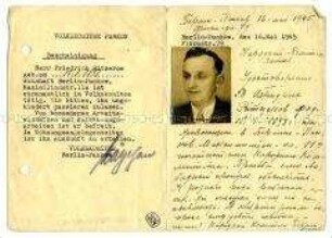 Ausweis eines Mitarbeiters des Volkskomitees Pankow (russisch und deutsch)