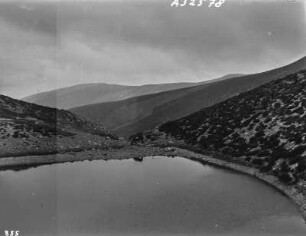 Abfluss des Pozo Negro : Der Bergsee Pozo Negro mit Auslauf in Richtung Bergtal