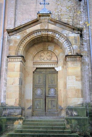 Kirche: Portal im Westgiebel, historisierend