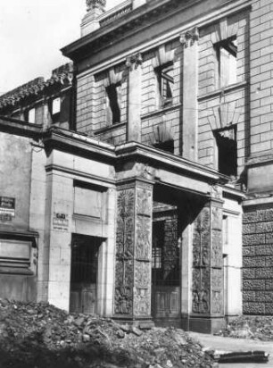 Schinkeltor zwischen zerstörtem Augusteum und Universitätsrentamt (Westseite Augustusplatz)