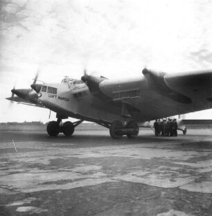 Berlin. Flugplatz. Flugzeug der Luft Hansa. Ansicht von vorn links