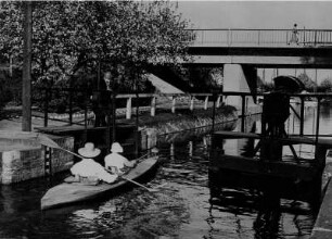 Frühling. Paddler fahren in eine Schleuse.
