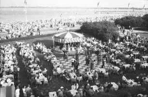 Travemünde: Cafégarten vor dem Casino, von oben mit Promenade und Meer