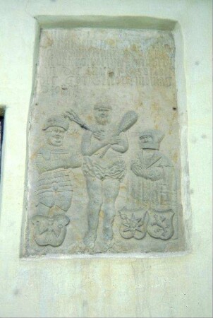 Grabstein (?) mit Figuren in der Kirchenwand