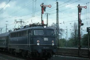 Mönchengladbach Hbf. Lok 110 466 Eilzug UIC-X-Wagen Ausfahrsignale Kurzflügel