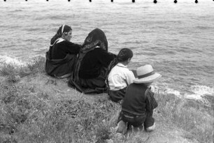St. Konstantin: zwei Bäuerinnen und zwei Kinder am Meer