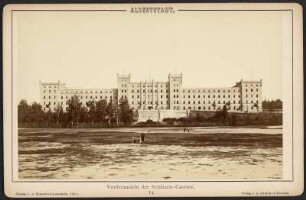 Albertstadt. Vorderansicht der Schützen-Caserne : Albertstadt. Vorderansicht der Schützen-Caserne. Aus: Albertstadt. Sämmtliche Militärbauten in Dresden. 18 Photographien nach der Natur nebst Übersichtsplan. Verlag Adolf Gutbier, Dresden 1880, Blatt 14, Carte Cabinet. Verwalter: SLUB Dresden Hist.Sax.G.573 m