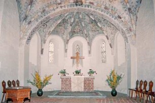 Hauptstraße 59: evangelische Kirche: Innenansicht: Chor mit Altar, Altarkreuz, Taufbecken, Kreuzrippengewölbe mit Deckenmalereien: 28. April 1994