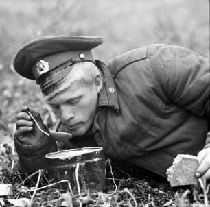Landleben. Sowjetsoldat mit Kochgeschirr