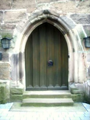 Stadtkirche - Kirchturm von Westen- Erdgeschoß gotisches Portal mit abgetreppter Rundstab-Profilierung in Übersicht