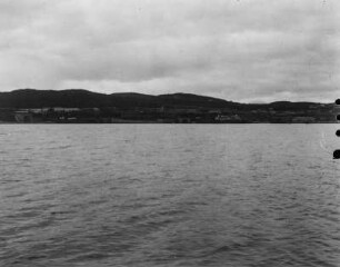 Narvik : Blick vom Wasser zur Küste Narviks.