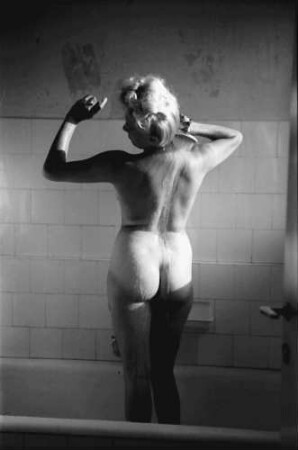 Bukarest: [Hotel] Lido: Hilda Sando im Bad