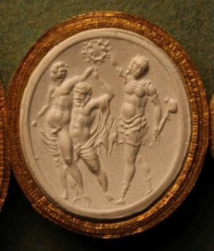 Bacchus, von einem Faun gestützt, übergibt einem Mann im Kriegskleid einen Kranz (Daktyliothek, Erstes Mythologisches Tausend)