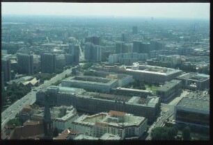 Berlin, Nikolaikirche,Berlin, Palast der Republik,Berlin, Großgaststätte Ahornblatt,Berlin, Fischerinsel,Berlin, Nikolaiviertel,Berlin, Staatsratsgebäude : Blick vom Fernsehturm