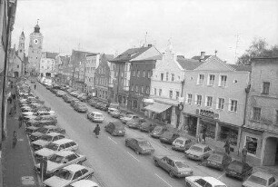 Vilsbiburg: Hauptstraße [Stadtplatz] mit Tortürmen, vom Hotel Haslbeck