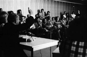 Freiburg: Dom Helder Camara, bei Diskussion mit Studenten