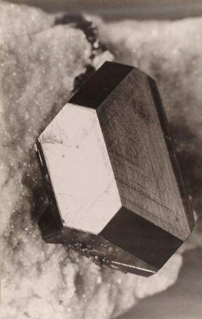 "Zinkblende, Kristall auf Dolomit, (Binnental, Schweiz)" aus der Serie "Kristalle"