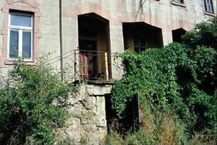 überwachsener Treppenaufgang am ehemaligen Gutshaus