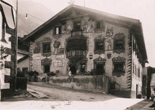 Oetz. Tirol. Österreich. Gasthof "Zum Stern". Mit Lüftlmalerei bemalte Eingangsfassade