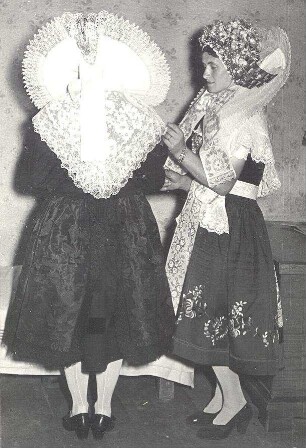 Niedersorbische Braut und Brautjungfer aus Burg : Kleidung - niedersorbische Tracht. Ort: Bórkowy / Burg-Spreewald. Braut (Rückenansicht) und Brautjungfer (Seitenansicht).