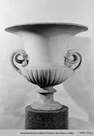 Marmorvase (Krater, Henkel mit Mohnkapseln)