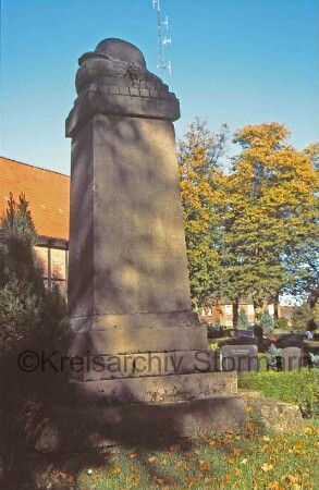 Eichede: Friedhof: Ehrenmal der Kirchengemeinde