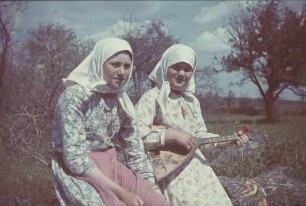 Zweiter Weltkrieg. Sowjetunion. Zur Einquartierung (wahrscheinlich in der Ukraine). Zwei Bauernmädchen mit Balalaika