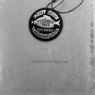 Verkehrsverein von 1872 Reinfeld e.V. [später Bürgerverein Reinfeld e.V.]: 100-jähriges Jubiläum: Plakette: zugleich zum Karpfenfest