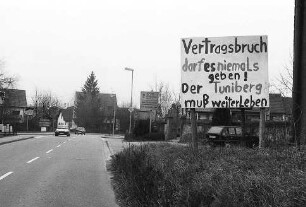 Freiburg im Breisgau: Protestplakate gegen die Mülldeponie am Tuniberg