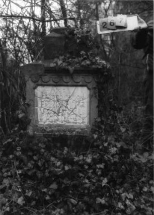 Grabstein 267 (Index: 100093435) Maße HxBxT: 128x62x42 cm Symbolik: Fries Besonderheit: Kindergrab: Grabstein 267