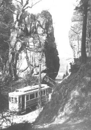Externsteine mit Straßenbahn. Horn-Bad Meinberg