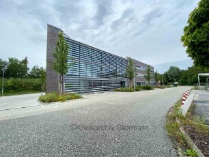 Bad Oldesloe: Gebäude der Amtsverwaltung Bad Oldesloe-Land, vorne Louise-Zietz-Straße