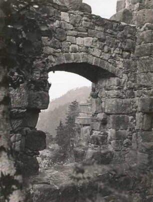 Kloster Oybin : Ruine, Durchblick zum Gasthaus