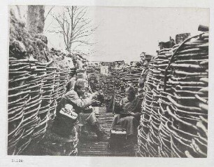 Zu den Kämpfen in Galizien: Bosniaken der österr.-ung. Armee beim Mittagessen im Schützengraben an der galizischen Front