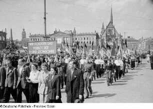 Blick auf den Demonstrationszug mit der Universitätskirche St. Pauli im Hintergrund