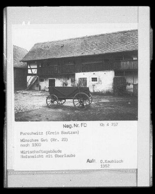 Kubschütz-Purschwitz, Nummer 28. Wünsches Gut (nach 1800). Wirtschaftsgebäude mit Oberlaube. Hofansicht