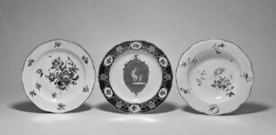 Teller mit Venus und Amor in floraler Goldkartusche