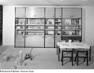 Anbauwand : Kindergartenmöbel (1974; Hochschule für Kunst und Design Halle (Burg Giebichenstein)). Anbauwand und Tisch mit Stühlen
