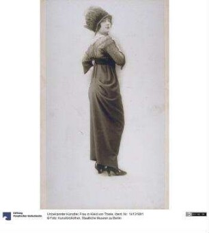 Frau in Kleid von Thiele