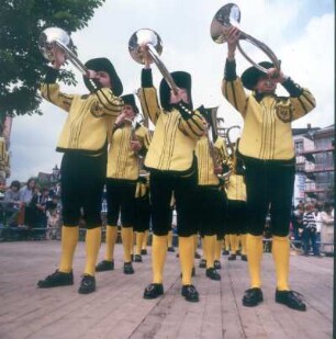 Musikkapelle in historischer Tracht auf einem Straßenfest
