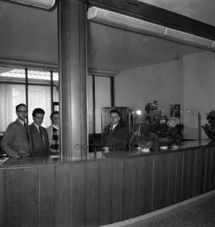 Banküberfall: auf Volksbank Bad Oldesloe eG: Hindenburgstraße: Innenaufnahme: Schalterhalle: Kassierer Werner Relling, Bankangestellte hinter Tresen: rechts Kassenraum
