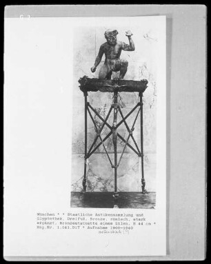 stark ergänzte Bronzestatuette eines Silen