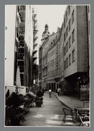 Straßenszene in der Klostergasse, im Hintergrund der Turm der Thomaskirche