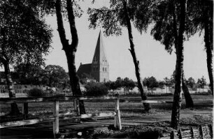 Röbel/Müritz (Mecklenburg-Vorpommern). Im Hintergrund die gotische Nicolaikirche (geweiht um 1275)