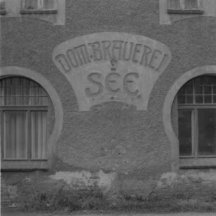 Niesky-See, Niederschlesischer Oberlausitzkreis. Wohnhaus (Dombrauerei) mit Laden, An der Kirche 1 (erb. um 1905). Inschrift