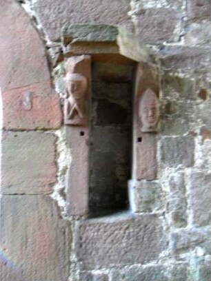 Langhaus (romanisch gegründet) im Nordnordwesten-Figurennische neben Eingang mit 2 Köpfen in plastischer Darstellung