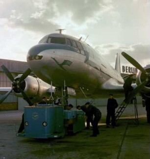Wartungsarbeiten an einem Lufthansa-Flugzeug auf dem Flughafen Berlin Schönefeld