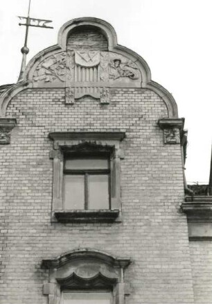 Chemnitz, Augustusburger Straße 177/Ecke Münchner Straße. Wohnhaus mit Laden (um 1900), Eckrisalit (3. Obergeschoß)