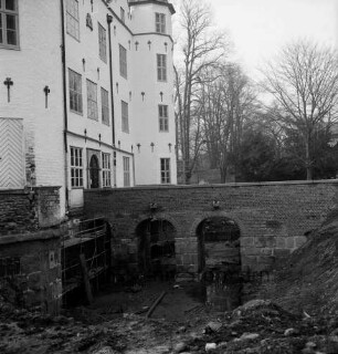 Restaurierung: Brücke vor Eingangsportal nach Wiederherstellung: darunter innerer Graben ausgehoben: Gerüst an Schlossfundament, Gerüstteile
