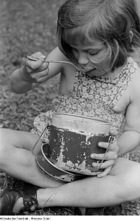 Kleines Mädchen während der Mittagspause beim Essen von Suppe